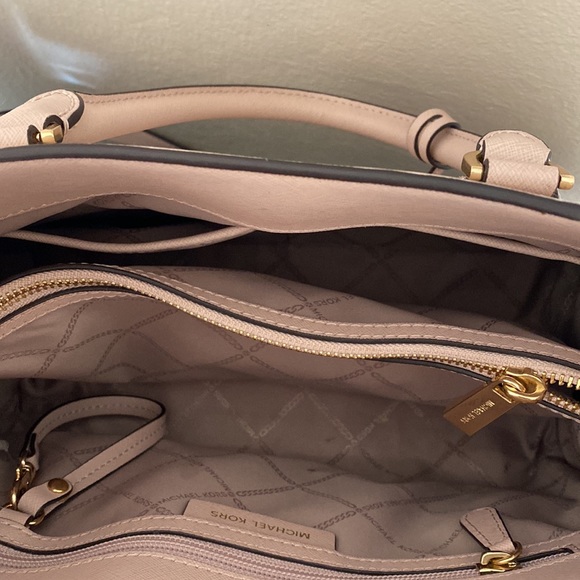 Brand new Micheal Kors bag. No stains, scratches or tears w/in the bag. - Picture 4 of 4